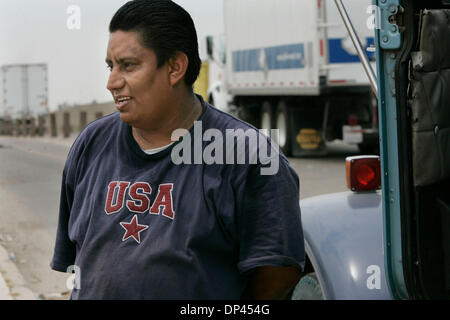 Mai 24, 2006, Tijuana, Mexique ; apparemment, le temps d'attente à la frontière pour entrer aux États-Unis a augmenté de plus dans tous les domaines : San Ysidro voitures de passagers, le trafic et la même marche à Otay Mesa. JUAN GONZALEZ, un chauffeur de camion, parle de l'attente pour les camions plus facile depuis la demande de laissez-passer pour certains camions sont entrés en vigueur. Crédit obligatoire : Photo par Peggy Peattie/SDU-T/ZUMA Press. (©) C Banque D'Images