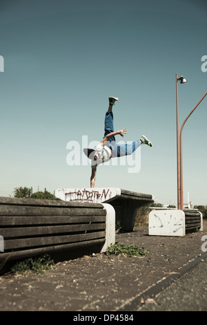 Adolescent doing handstand sur barrière, factory ♡ lovely fairies ♡ pascal alexandra, Allemagne Banque D'Images