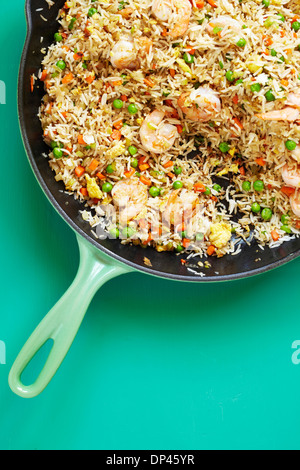 Vue aérienne de Riz frit aux crevettes dans la poêle avec des petits pois, carottes et des oeufs, Studio Shot Banque D'Images