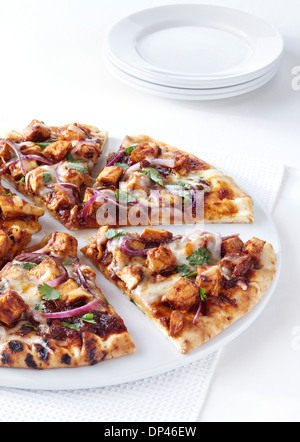 Pizza au poulet BBQ sur pain plat, Studio Shot Banque D'Images