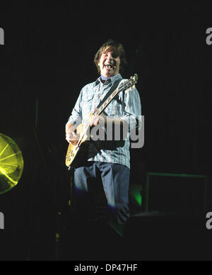 29 juil., 2006 ; Raleigh, NC, USA ; John Fogerty fonctionne à l'Alltel Pavilion à Raleigh, NC. Crédit obligatoire : Photo par Tina Fultz/ZUMA Press. (©) Copyright 2006 par Tina Fultz Banque D'Images