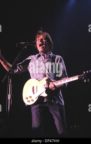 29 juil., 2006 ; Raleigh, NC, USA ; John Fogerty fonctionne à l'Alltel Pavilion à Raleigh, NC. Crédit obligatoire : Photo par Tina Fultz/ZUMA Press. (©) Copyright 2006 par Tina Fultz Banque D'Images