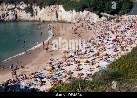 Aperçu de Las Lapas beach juste à côté de Torre de Hercules dans A Coruna, bondé de gens en été Banque D'Images