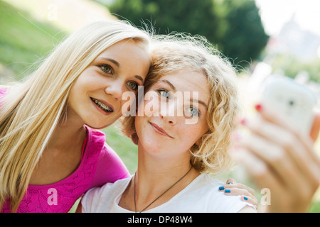 Teen Girls Taking Self Portrait with Camera Phone, Mannheim, Baden-Wurttemberg, Germany Banque D'Images