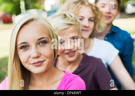 Portrait d'Adolescents à l'extérieur, Mannheim, Baden-Wurttemberg, Germany Banque D'Images