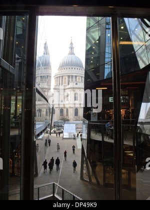 La Cathédrale de St Paul, reflétée dans la façade en verre d'un nouveau changement Ville de London England Banque D'Images