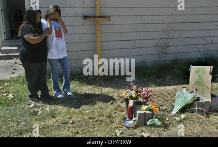 Août 01, 2006, Sacramento, CA, USA ; Gauche, Angela Fresquez détient la fiancée de Trejo Vanessa 22 ans, Daniel Martinez qui a été tué devant sa maison le 21 juillet par l'un des quatre hommes portant un bandana bleu. Des témoins ont dit à la police le suspect n'a rien dit à Martinez avant de tirer sur lui devant sa maison de Sacramento.ici montré regardant un mémorial sur le côté de Daniels hou Banque D'Images