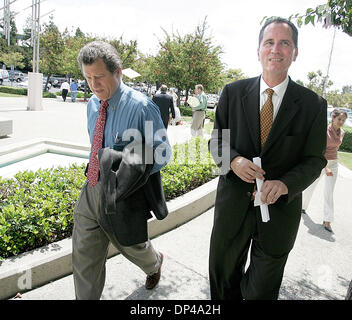 Aug 01, 2006 ; Los Angeles, CA, USA ; Michael Gennaco, du comté de Los Angeles Office de révision indépendante est l'enquêteur principal du rapport d'arrestation DUI de Mel Gibson. STEPHEN WHITMORE, est le principal conseiller des médias pour le Los Angeles County Sheriff's Department. La paire a donné une conférence de presse Le Mardi, Août 1, 2006 dans la ville de l'industrie. Crédit obligatoire : Photo par Bran Banque D'Images