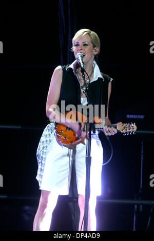 Aug 02, 2006 ; New York, NY, USA ; The Dixie Chicks performing live in concert au Madison Square Garden. Sur la photo : Fiddler Martie Maguire. Crédit obligatoire : Photo par Aviv petit/ZUMA Press. (©) Copyright 2006 par Aviv Petit Banque D'Images