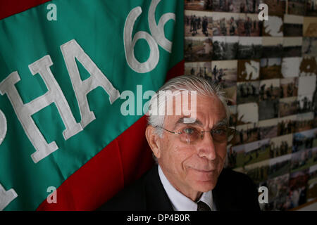 Août 04, 2006, Miami, FL, USA ; Osiel Gonzalez, le Vice Secrétaire général de l'Alpha 66 dans Little Havana, Miami. Crédit obligatoire : Photo de J. Gwendolynne Berry/Palm Beach Post/ZUMA Press. (©) Copyright 2006 par Palm Beach Post Banque D'Images