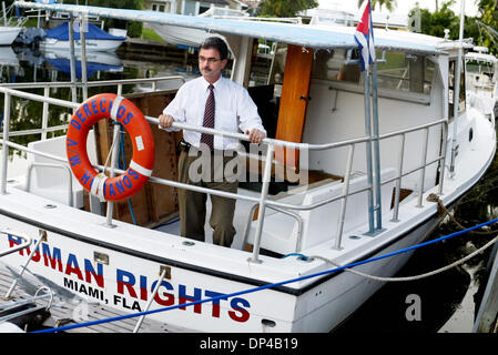 Août 04, 2006, Miami, FL, USA ; Ramon Saul Sanchez, leader du mouvement Demoracia, se dresse sur le bateau nommé les droits de l'homme, qui serait utilisé comme partie d'une flottille si les groupes décident de rendre à Cuba. Crédit obligatoire : Photo par Eliza Gutierrez/Palm Beach Post/ZUMA Press. (©) Copyright 2006 par Palm Beach Post Banque D'Images