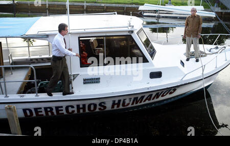 Août 04, 2006, Miami, FL, USA ; Ramon Saul Sanchez, leader du mouvement Demoracia, et Norman del Valle (à droite), vice-président du groupe, stand sur le bateau nommé les droits de l'homme, qui serait utilisé comme partie d'une flottille si les groupes décident de rendre à Cuba. Crédit obligatoire : Photo par Eliza Gutierrez/Palm Beach Post/ZUMA Press. (©) Copyright 2006 par Palm Beach Post Banque D'Images