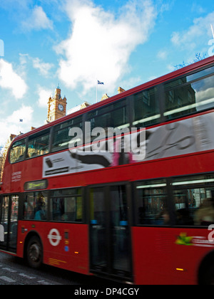 Double-decker bus en face de l'Hotel Landmark, Marylebone, Londres, Angleterre, Royaume-Uni Banque D'Images