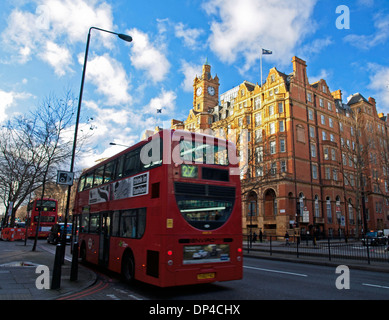 Double-decker bus en face de l'Hotel Landmark, Marylebone, Londres, Angleterre, Royaume-Uni Banque D'Images