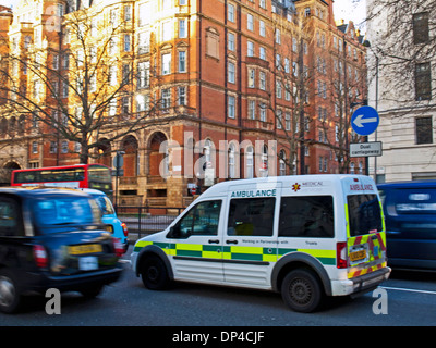 La circulation en face de l'Hotel Landmark, Marylebone, Londres, Angleterre, Royaume-Uni Banque D'Images