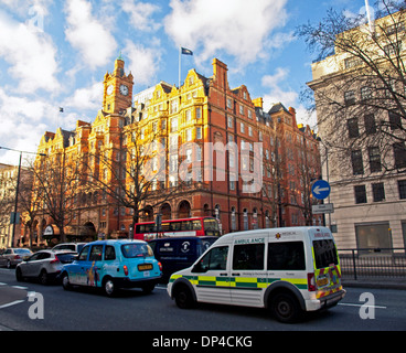 La circulation en face de l'Hotel Landmark, Marylebone, Londres, Angleterre, Royaume-Uni Banque D'Images