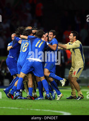 9 juillet 2006 - Olympiastadion, BERLIN, ALLEMAGNE - ITALIE célébrer mort gagner...Italie/France..Italie célébrer mort win.ITALIE/FRANCE.STADE OLYMPIQUE DE BERLIN, ALLEMAGNE 07-09-2006.K48556. - Crédit photos(Image : © Photos Globe/ZUMAPRESS.com) Banque D'Images