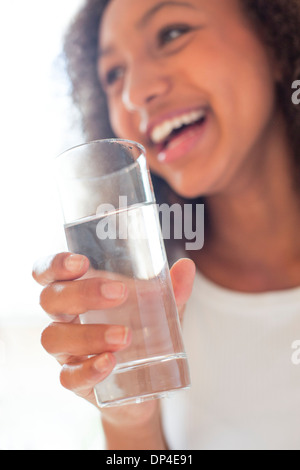 Adolescente avec verre de l'eau Banque D'Images
