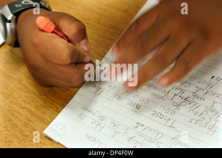 Aug 09, 2006 ; Chula Vista, CA, USA ; un étudiant la preuve-lit un essai des camarades dans sa classe de quatrième année à Loma Verde Elementary, à Chula Vista, mercredi. Crédit obligatoire : Photo par Laura Embry/SDU-T/ZUMA Press. (©) Copyright 2006 by SDU-T Banque D'Images