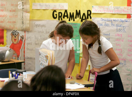 Aug 09, 2006 ; Chula Vista, CA, USA ; ALEXA DIAZ, 6, gauche, et Deanna PEREZ DE LEON, 7, droit, aider les uns les autres au cours de leur période d'arts du langage à Loma Verde Elementary, à Chula Vista, mercredi. Crédit obligatoire : Photo par Laura Embry/SDU-T/ZUMA Press. (©) Copyright 2006 by SDU-T Banque D'Images