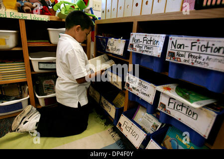 Aug 09, 2006 ; Chula Vista, CA, USA ; ISAAC SEGAT, 8, lit un livre sur les sports dans un coin lecture de la classe de troisième à Loma Verde Elementary, à Chula Vista, mercredi. Crédit obligatoire : Photo par Laura Embry/SDU-T/ZUMA Press. (©) Copyright 2006 by SDU-T Banque D'Images