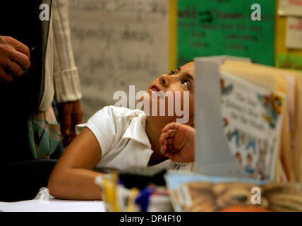 Aug 09, 2006 ; Chula Vista, CA, USA ; DEANNA PEREZ DE LEON, 7, répond aux questions de son professeur pendant sa période d'arts du langage à Loma Verde Elementary, à Chula Vista, mercredi. Crédit obligatoire : Photo par Laura Embry/SDU-T/ZUMA Press. (©) Copyright 2006 by SDU-T Banque D'Images