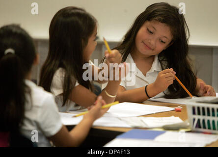 Aug 09, 2006 ; Chula Vista, CA, USA ; SAMANTHA ZAMORA, 7, gauche, ANAID LOPEZ, 7, centre, et ALEXIS SALZWEDEL, 7, droit, aider les uns les autres au cours de leur période d'arts du langage à Loma Verde Elementary, à Chula Vista, mercredi. Crédit obligatoire : Photo par Laura Embry/SDU-T/ZUMA Press. (©) Copyright 2006 by SDU-T Banque D'Images