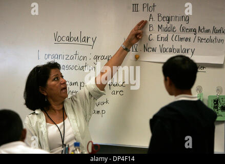 Aug 09, 2006 ; Chula Vista, CA, USA ; l'enseignant de sixième année DONNA PADILLA, aide l'étudiant à la commission au cours de sa période d'arts du langage à Loma Verde Elementary, à Chula Vista, mercredi. Crédit obligatoire : Photo par Laura Embry/SDU-T/ZUMA Press. (©) Copyright 2006 by SDU-T Banque D'Images