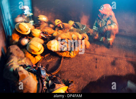 Aug 10, 2006 ; Long Beach, CA, USA ; Courage sous le feu ! Recrues apprennent à faire confiance à l'un de l'autre, ensemble ils travaillent leur chemin à travers un immeuble en feu avec juste un flexible à tous les protéger. L'entassement fermement ensemble et faible à l'étage, un leader est désigné, et l'écorce des commandes qui sont rapidement repris par le peloton, alors qu'il tente de naviguer en toute sécurité la wa Banque D'Images