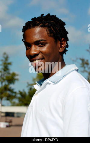 Aug 11, 2006 ; San Antonio, TX, USA ; 'American Idol' LAWRICE, fleurs d'espoir 16, pose pour photos de mode après la sortie de l'émission de télévision, essayons-outs à l'Alamodome. Crédit obligatoire : Photo par Eric Dupont/San Antonio Express-News/ZUMA Press. (©) Copyright 2006 par San Antonio Express-News Banque D'Images