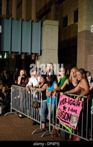 Aug 11, 2006 ; San Antonio, TX, USA ; les gens font la queue à l'extérieur de l'Alamodome tôt vendredi matin pour avoir la chance d'auditionner pour l'émission de télévision "American Idol." Crédit obligatoire : Photo par Eric Dupont/San Antonio Express-News/ZUMA Press. (©) Copyright 2006 par San Antonio Express-News Banque D'Images