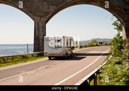 A830 route de l'isle dans un camping-car de passage de chemin de fer Banque D'Images