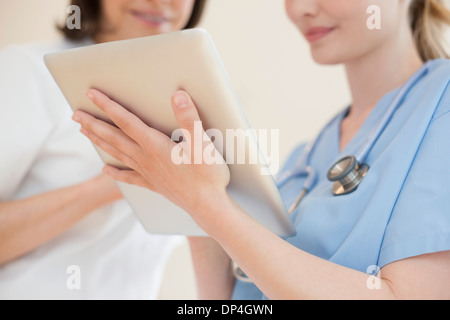 Les médecins à l'aide d'un ordinateur tablette Banque D'Images