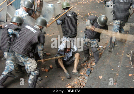 Juin 11, 2006, Katmandou, Népal ; Népalais en mouvement pour la démocratie : la police armée a battu brutalement une démonstratrice dans Katmandou capital. Népalais sont fi un couvre feu arrêté du gouvernement de rétablir la démocratie au Népal. Parti politique sept alliances ont appelé une grève générale de quatre jours. Mais le cinquième jour, les gens ont été activement défiant le couvre-feu. Au cours de cette inc Banque D'Images