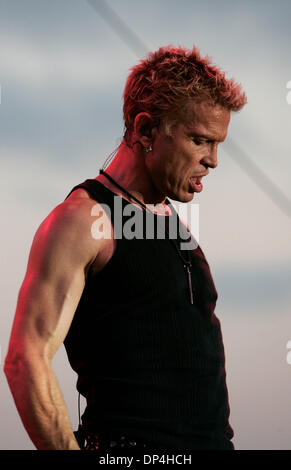 Aug 12, 2006 ; Los Angeles, CA, USA ; Billy Idol effectuant à des milliers de ses fidèles fans au Del Mar Racetrack à San Diego, CA. Crédit obligatoire : Photo de John Hardick/ZUMA Press. (©) Copyright 2006 par John Hardick Banque D'Images