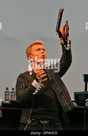 Aug 12, 2006 ; Los Angeles, CA, USA ; Billy Idol effectuant à des milliers de ses fidèles fans au Del Mar Racetrack à San Diego, CA. Crédit obligatoire : Photo de John Hardick/ZUMA Press. (©) Copyright 2006 par John Hardick Banque D'Images