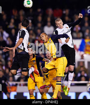 Valence, Espagne. 07Th Jan, 2014. Humains Joao Miranda, de l'Atletico Madrid (2ndR) Défis pour une balle de haute avec défenseur Jeremy Mathieu de Valence CF (R) au cours de la Copa del Rey match entre Valence et l'Atlético de Madrid au stade Mestalla, Valence : Action Crédit Plus Sport/Alamy Live News Banque D'Images