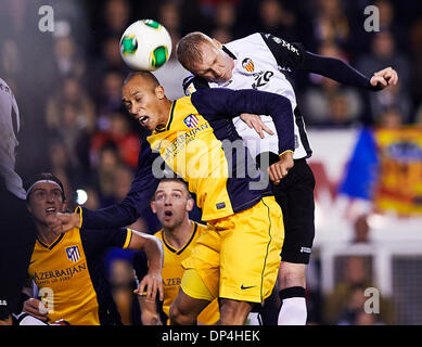 Valence, Espagne. 07Th Jan, 2014. Humains Joao Miranda, de l'Atletico Madrid (L) Défis pour une balle de haute avec défenseur Jeremy Mathieu de Valence CF (R) au cours de la Copa del Rey match entre Valence et l'Atlético de Madrid au stade Mestalla, Valence : Action Crédit Plus Sport/Alamy Live News Banque D'Images