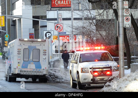 Toronto, Canada. 7e mai 2014. Toronto EMS Véhicules d'intervention d'urgence et d'une ambulance de type 3 répondant à un appel d'urgence au cours de la journée par temps extrêmement froid près de moins 20 degrés Celsius la température. Credit : EXImages/Alamy Live News Banque D'Images