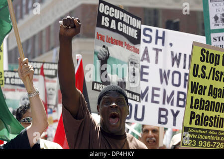 Aug 12, 2006 ; Los Angeles, CA, USA ; environ 1 000 personnes ont défilé dans le centre-ville de Los Angeles, le 12 août 2006, pour protester contre la campagne militaire israélienne au Liban et la demande des États-Unis cesse de fournir des armes à Jérusalem. Crédit obligatoire : Photo par Ringo Chiu/ZUMA Press. (©) Copyright 2006 par Ringo Chiu Banque D'Images