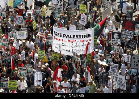 Aug 12, 2006 ; Los Angeles, CA, USA ; environ 1 000 personnes ont défilé dans le centre-ville de Los Angeles, le 12 août 2006, pour protester contre la campagne militaire israélienne au Liban et la demande des États-Unis cesse de fournir des armes à Jérusalem. Crédit obligatoire : Photo par Ringo Chiu/ZUMA Press. (©) Copyright 2006 par Ringo Chiu Banque D'Images