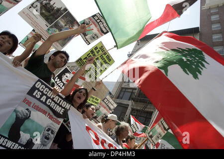 Aug 12, 2006 ; Los Angeles, CA, USA ; environ 1 000 personnes ont défilé dans le centre-ville de Los Angeles, le 12 août 2006, pour protester contre la campagne militaire israélienne au Liban et la demande des États-Unis cesse de fournir des armes à Jérusalem. Crédit obligatoire : Photo par Ringo Chiu/ZUMA Press. (©) Copyright 2006 par Ringo Chiu Banque D'Images