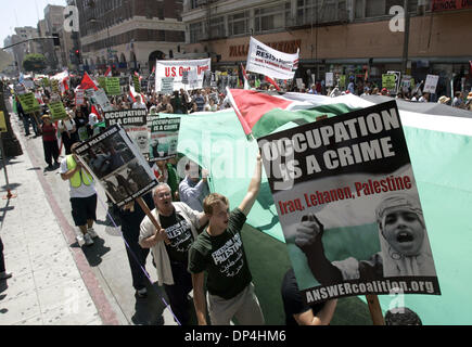 Aug 12, 2006 ; Los Angeles, CA, USA ; environ 1 000 personnes ont défilé dans le centre-ville de Los Angeles, le 12 août 2006, pour protester contre la campagne militaire israélienne au Liban et la demande des États-Unis cesse de fournir des armes à Jérusalem. Crédit obligatoire : Photo par Ringo Chiu/ZUMA Press. (©) Copyright 2006 par Ringo Chiu Banque D'Images