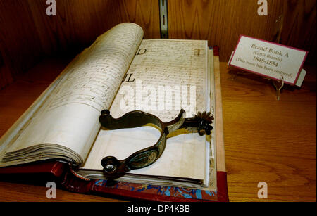 Aug 16, 2006 ; San Antonio, TX, USA ; un enregistrement des bovins livre brtands est affichée à l'espagnol à la salle des archives du palais de justice du comté de Bexar. Crédit obligatoire : Photo de Tom Reel/San Antonio Express-News/ZUMA Press. (©) Copyright 2006 par San Antonio Express-News Banque D'Images