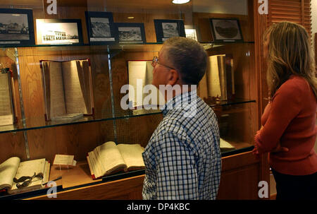 Aug 16, 2006 ; San Antonio, TX, USA ; Lynn Bauer (à gauche) et Rhonda Jalufka découvrez certains des documents affichés à l'espagnol à l'Archives Bibliothèque du Palais de justice du comté de Bexar. Crédit obligatoire : Photo de Tom Reel/San Antonio Express-News/ZUMA Press. (©) Copyright 2006 par San Antonio Express-News Banque D'Images