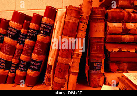 Aug 16, 2006 ; San Antonio, TX, USA ; Documents à restaurer (à droite) d'attendre un traitement à la voûte des archives espagnoles au palais de justice du comté de Bexar. Crédit obligatoire : Photo de Tom Reel/San Antonio Express-News/ZUMA Press. (©) Copyright 2006 par San Antonio Express-News Banque D'Images