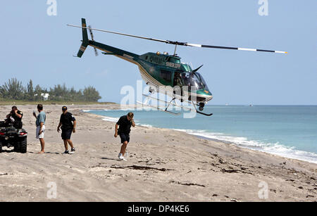 Aug 16, 2006 ; Jupiter Island, Floride, USA ; un Martin County Sheriff's Office recherche hélicoptère la plage pour les médicaments et les immigrés haïtiens mercredi matin. U.S. Customs and Border Protection a trouvé deux Haïtiens débarquer sur les rives près de Jupiter Island à environ 2:50 h le mercredi. Ils ont dit qu'ils ont débarqué avec 12 personnes, la Garde côtière a dit dans un communiqué. Plus tard mes rêves Mercredi Banque D'Images