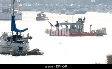 Aug 17, 2006 ; San Diego, CA, USA ; la Garde côtière canadienne une embarcation pneumatique à coque rigide n'aftert travail sécurité l'arrivée des 87 pieds de pétrel de coupe avec Javier Arellano Felix et ceux qui ont été arrêtés avec lui à bord au quai de la station de la Garde côtière sur Harbor Drive. Également connu sous le nom de 'El, Tigrilleo' ou 'little tiger,' Arellano, 37 ans, est l'un des sept dirigeants de l'organisation na Arellano Felix Banque D'Images