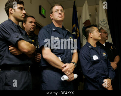 Aug 17, 2006 ; San Diego, CA, USA ; certains des membres de la Garde côtière des États-Unis qui ont participé à l'arrestation, le lundi 14 août 2006 dans les eaux internationales au large de la Basse Californie de Francisco Javier Arellano Felix, pièce maîtresse de l'Arellano-Felix les cartels de la drogue. Arrêté avec d'Arellano Felix avait d'autres membres de l'entente pendant un voyage de pêche en haute mer. Crédit obligatoire : Pho Banque D'Images