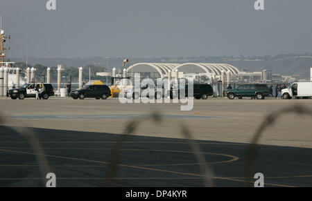 Aug 17, 2006 ; San Diego, CA, USA ; un convoi de véhicules de police contenant des membres de l'Arellano-Felix cartel pharmaceutique prêt à quitter la Coast Guard Air Station à San Diego où ils ont été livrés après avoir été appréhendées au large de la côte de Baja California Sur Lundi, 14 août 2006. Ces arrêtés inclus Francisco Javier Arellano Felix, le présumé trafiquant d'entente, Banque D'Images